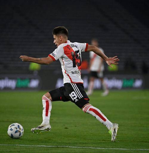 不满！19岁天才127分钟迷失德甲，曼城1850万投资打水漂？